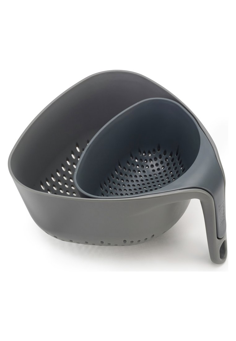 Grijze plastic vergiet set met twee in elkaar grijpende kommen. Eén kom heeft een geperforeerd ontwerp voor het uitlekken. Glad oppervlak, ergonomische handgreep.