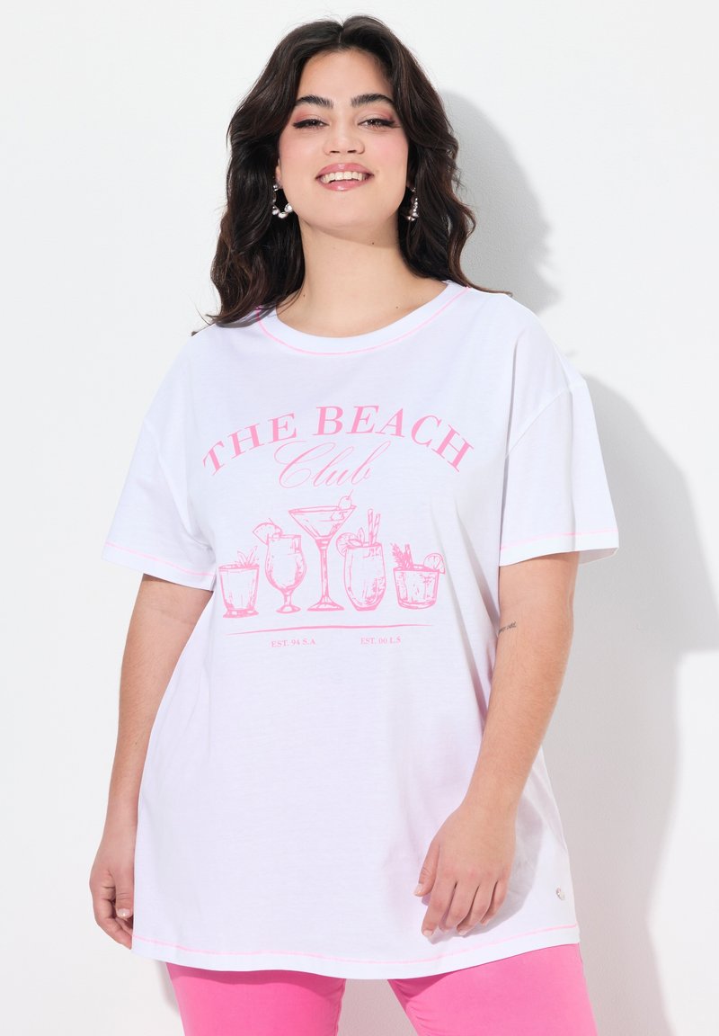 Weißes oversized T-Shirt mit pinkem Grafikdruck von Getränken und dem Text "THE BEACH Club." Mit kurzen Ärmeln und rundem Halsausschnitt.