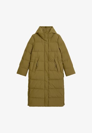 Langer olivgrüner Puffer-Mantel mit hohem Kragen, Druckknopfverschluss, zwei seitlichen Taschen und gestepptem Muster. Leicht und taillierter Schnitt.