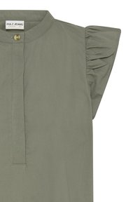 Blouse vert olive à manches courtes, col rond, fermeture par un bouton unique, et manches courtes volantées.