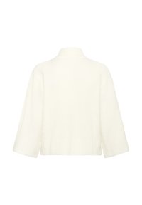 Fehér, rövidített pulóver magas bordás nyakkal, széles ujjakkal és bordás aljjal, hátulról látható, fehér háttérrel.