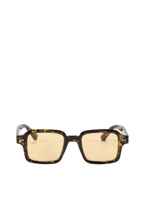 Gafas rectangulares con montura carey, lentes con tintado ámbar y montura gruesa, mostradas sobre un fondo blanco.