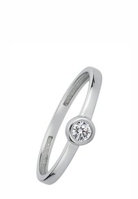 Bague en argent avec une finition polie, présentant un diamant rond et clair serti dans un chaton. Anneau texturé avec un design lisse et élancé.