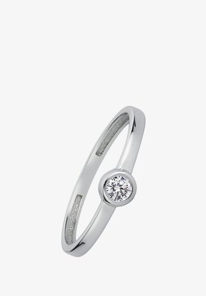 Bague en argent avec une finition polie, présentant un diamant rond et clair serti dans un chaton. Anneau texturé avec un design lisse et élancé.