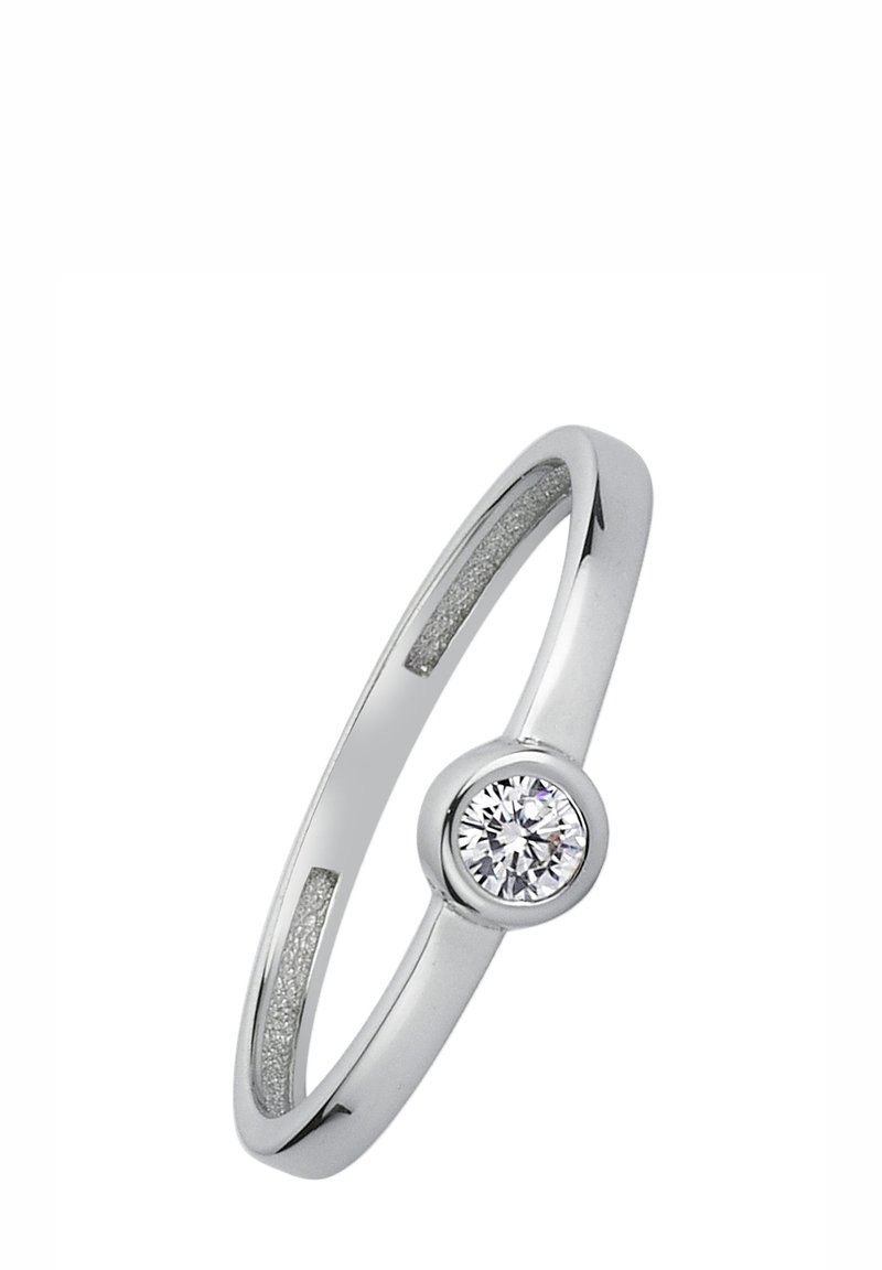 Bague en argent avec une finition polie, présentant un diamant rond et clair serti dans un chaton. Anneau texturé avec un design lisse et élancé.