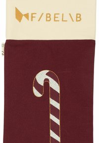 Burgundska tkaninska torbica s kremastim vrhom, ki ima vezeno obliko bombonjere v belih in rdečih črtah ter rumeni logotip na vrhu.