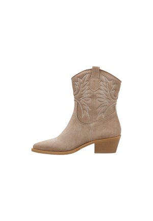 Bota Western de ante beige hasta media pantorrilla con punta afilada, patrones decorativos cosidos, lengüeta para tirar y tacón apilado de madera.