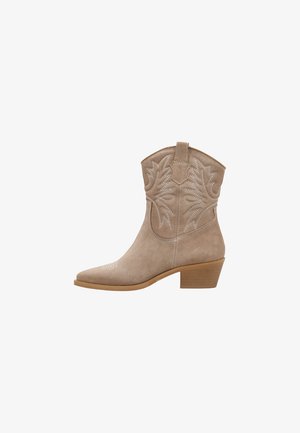 Bota Western de ante beige hasta media pantorrilla con punta afilada, patrones decorativos cosidos, lengüeta para tirar y tacón apilado de madera.