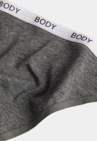 Graue Baumwollunterwäsche mit weichem Stoff, versehen mit einem weißen Gummibund, der in schwarzer Schrift "BODY" beschriftet ist.
