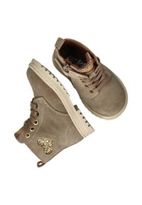 Beige suède enkellaarsjes met een glinsterend hartaccent, bruine veters en een patroonvoering. Tractionzool voor grip. Zip sluiting aan de zijkant.