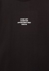 Czarny bawełniany sweatshirt z białym napisem: "STWD™ ART EXHIBITION APPOINTMENT ONLY CIRCA 91" z przodu, okrągły dekolt.