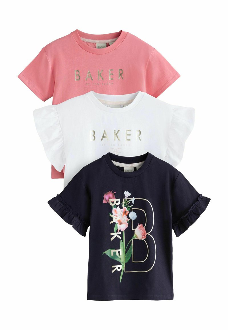 Trois t-shirts à manches courtes : rose avec un texte doré, blanc avec des manches à volants et un texte doré, marine avec un motif floral et des manches à volants.