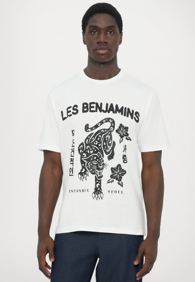Λευκό βαμβακερό μπλουζάκι με μαύρη γραφική εκτύπωση μιας πάνθηρας και λουλουδιών, με το κείμενο "LES BENJAMINS" και τα ονόματα πόλεων "Κωνσταντινούπολη, Σεούλ."