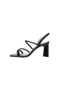 Zwarte sandalen met hoge hakken en een vierkante neus, slanke gekruiste banden en een blokhak. Gladde leren textuur en een minimalistisch ontwerp.