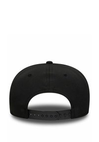 Schwarze Snapback-Mütze mit strukturierter Form, glatter Stoffoberfläche und verstellbarem Kunststoffriegel auf der Rückseite. Keine sichtbaren Verzierungen.