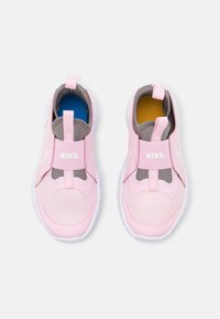 Baskets slip-on roses avec des accents gris, texture en maille, semelles en caoutchouc blanches et détails intérieurs en bleu et jaune contrastés. Présente une sangle centrale.