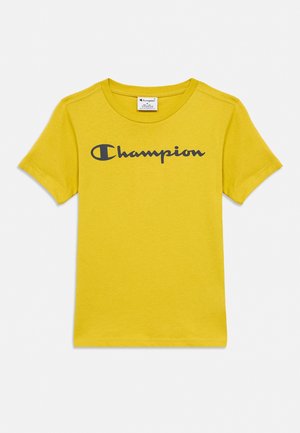 Gul kortærmet T-shirt med rund hals og "Champion"-logo trykt i sort hen over brystet.