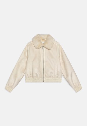 Veste en fausse fourrure shearling crème avec un col doux, fermeture éclair, poches latérales et poignets et ourlet élastiqués ; conception courte pour un ajustement ajusté.