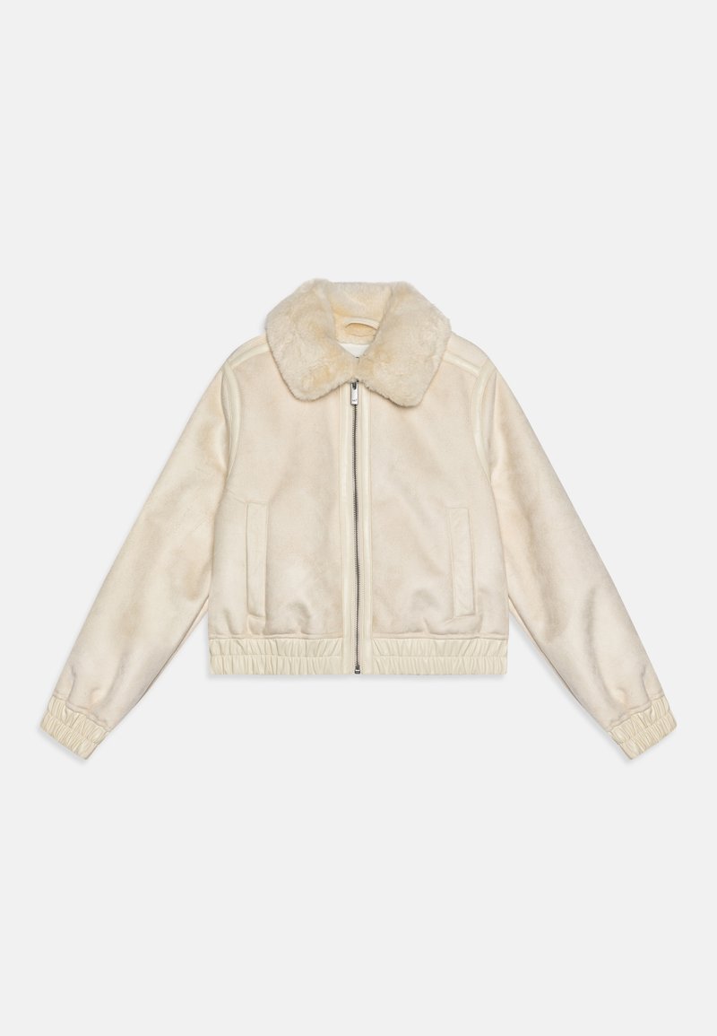 Veste en fausse fourrure shearling crème avec un col doux, fermeture éclair, poches latérales et poignets et ourlet élastiqués ; conception courte pour un ajustement ajusté.