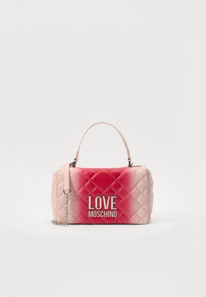 Torebka pikowana w różowo-czerwonym gradiencie, z logo "LOVE MOSCHINO" w kolorze srebrnym, górną rączką i odpinanym łańcuszkiem.