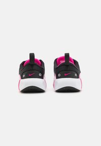 Zwarte sportschoenen met een roze binnenkant, witte zool en een gestructureerde achterkant. Voorzien van een treklus en logo-details op de hiel.