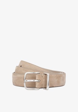 Cinturón de ante beige con hebilla rectangular de plata pulida y cinco orificios ajustables, con textura suave y bordes redondeados.
