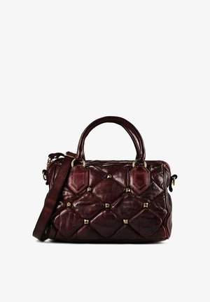 Bolso de mano de cuero marrón oscuro con patrón acolchado en forma de diamante y pequeñas tachuelas metálicas, dos asas y una correa de hombro desmontable.