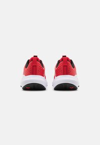 Under Armour CHARGED COMMIT TR 4 - Treeningjalatsid - red