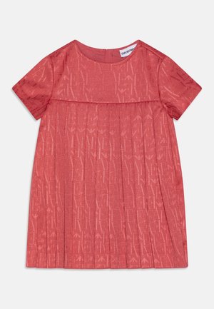 Losowa sukienka w kolorze koralowego różu z krótkim rękawem, plisowaną spódnicą, subtelnym wzorem wytłaczanym oraz okrągłym dekoltem z zapięciem na guziki z tyłu.