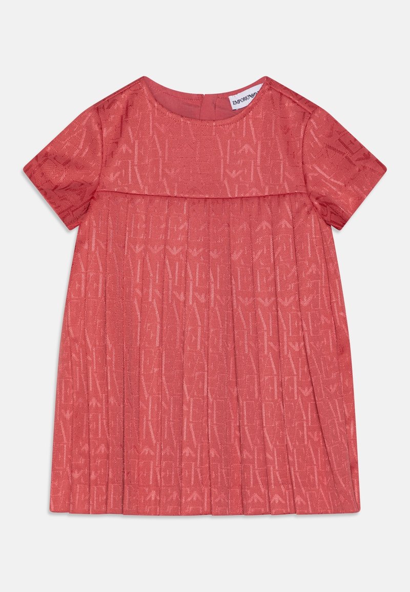 Robe courte à manches courtes couleur corail rose avec jupe plissée, motif en relief subtil et encolure ronde avec fermeture à boutons au dos.