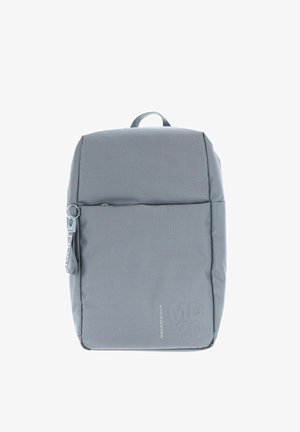 Sac à dos rectangulaire en tissu gris clair avec poche avant zippée, poignée supérieure, et logo Mandarina Duck discret près du bord inférieur.