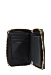 Portafoglio in pelle nera con zip dorata; presenta più scomparti per carte e un interno liscio; logo del marchio impresso in basso.