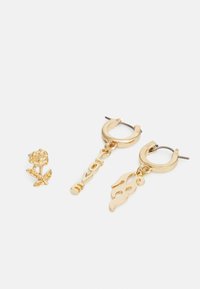 Brincos em tom de ouro, com um pino em forma de rosa e um design de argola, adornados com um pendente gravado com "AMOR". Textura suave, forma elegante.