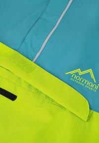 Leichte Outdoor-Jacke in Türkis und Neon-Gelb, mit reflektierenden Akzenten, Klettverschluss und Markendetails.