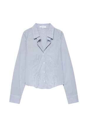 Chemise à manches longues boutonnée rayée verticalement bleu clair et blanc, avec col et poignets, légèrement froissée sur fond blanc.