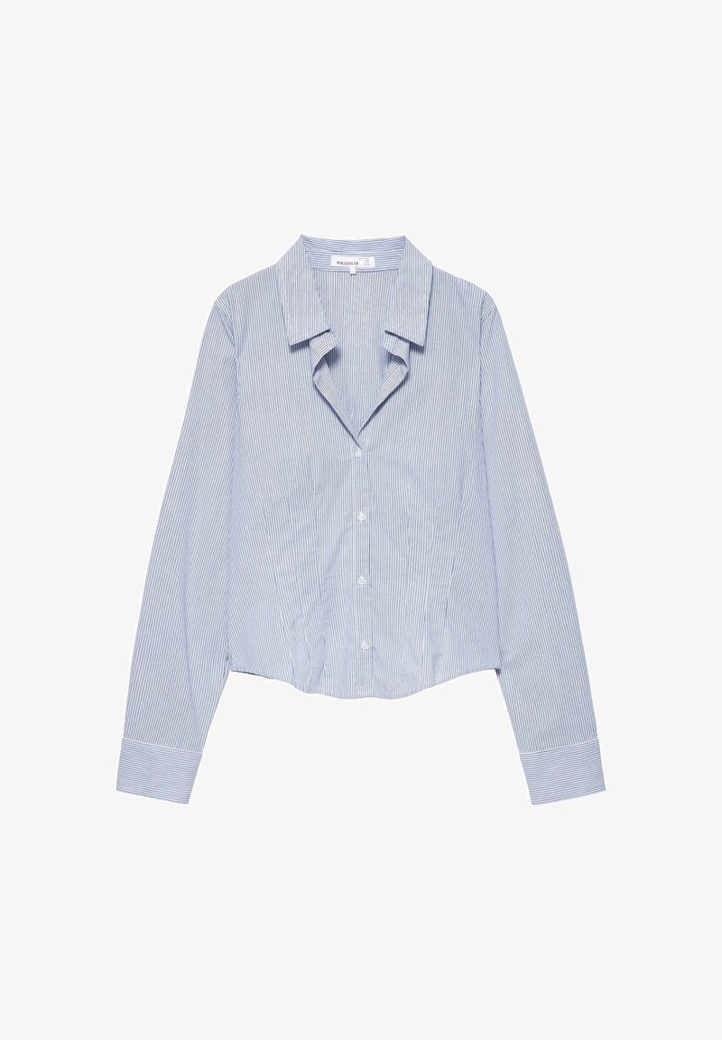 Chemise à manches longues boutonnée rayée verticalement bleu clair et blanc, avec col et poignets, légèrement froissée sur fond blanc.