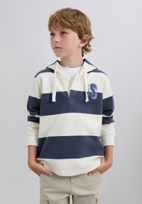 Sudadera con capucha que presenta amplias rayas en tono marino y crema, con una tapeta de botones y logo bordado. Tejido de algodón con mangas largas.