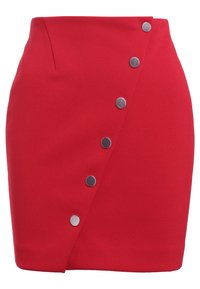 Falda roja de tela suave, con solapa delantera diagonal y detalles de botones plateados, con un corte ajustado.
