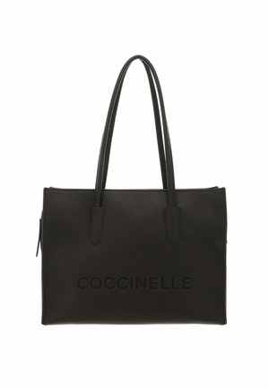 Zwarte rechthoekige leren handtas met twee lange handvatten en geperste merknaam "COCCINELLE" aan de voorkant.