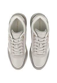 Sneaker bianche e grigio chiaro con una tomaia in pelle texturizzata, chiusura a lacci e dettagli dorati sui lati. Suola in gomma con un colore a contrasto.