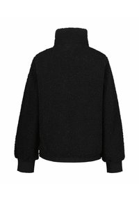 Zwarte fleecetop met een hoge kraag, gestructureerd oppervlak en elastische manchetten. Heeft een relaxte pasvorm en een ribbelboord.