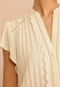 Love & Roses SCALLOP DETAIL FLUTTER SLEEVE PLEATED REGULAR FIT - Blúz - ivory white