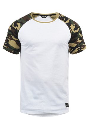 Rövid ujjú póló, fehér testtel és terepmintás ujjakkal, kerek nyakkivágással és szőtt címkével az alján.