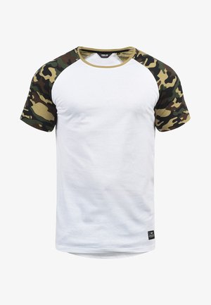 Rövid ujjú póló, fehér testtel és terepmintás ujjakkal, kerek nyakkivágással és szőtt címkével az alján.