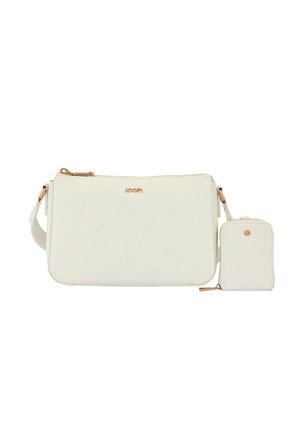 Bela usnjena torbica čez ramo z vtisnjenim cvetličnim vzorcem, z zlatim zadrgo in odstranljivo majhno torbico na desni strani.