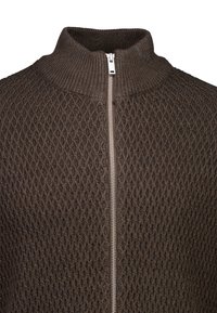 Ciemnobrązowy sweter z dzianiny z diamentowym wzorem i srebrnym zamkiem błyskawicznym z przodu, z wysokim ściągaczem.
