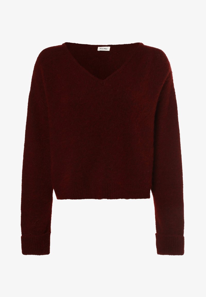 Pull rouge foncé en tissu pelucheux avec manches longues et encolure en V, présentant une coupe légèrement raccourcie et des poignets côtelés.