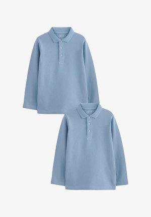 To lyseblå polotrøjer med lange ærmer, tre knapper og kraver, mærket Next School, vist på en ensfarvet baggrund.