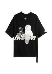 Camiseta de algodón negra con un gran gráfico en la parte posterior de dos personajes, uno vestido de negro y otro de blanco, sentados juntos.