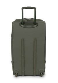 Valise vert olive avec une poignée solide, une texture lisse, deux roues robustes et des rainures verticales pour la stabilité.